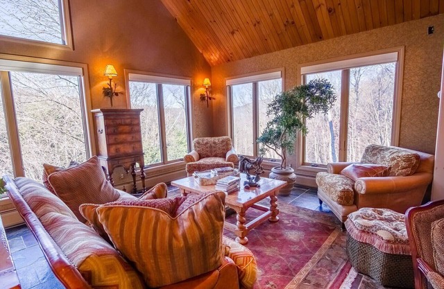 Jungle Book is the perfect house to rent for your World Cup experience. Relax in this designer home and have everyone join in to prepare a gourmet meal in the wonderful kitchen.