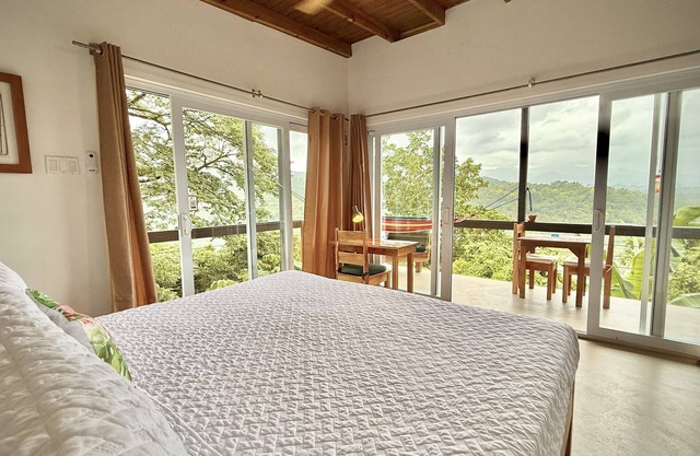 Jungle, waterfall, sea view, 5 minutes from beach, lap pool & gym. Bird watching