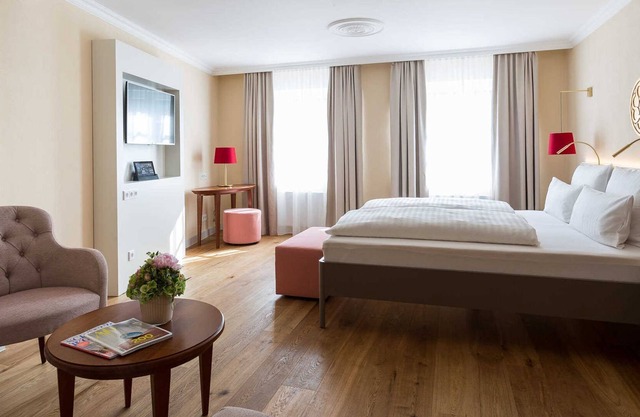 Junior Suite - Emich's Hotel