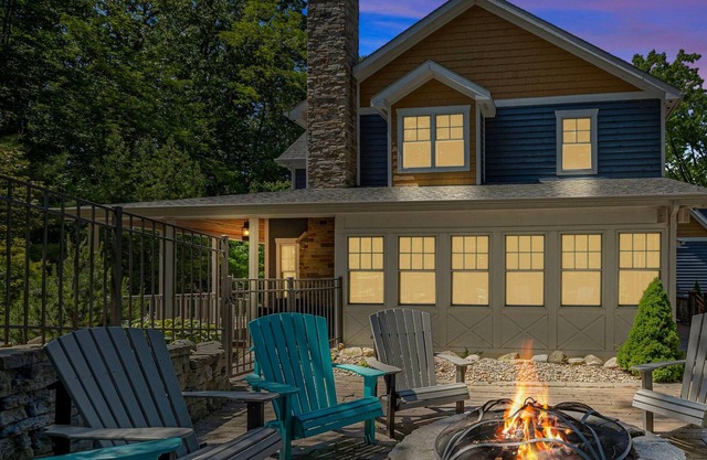 Juniper Presents: Gorgeous Award-winning home w/Pool, HotTub, Priv Screening Rm