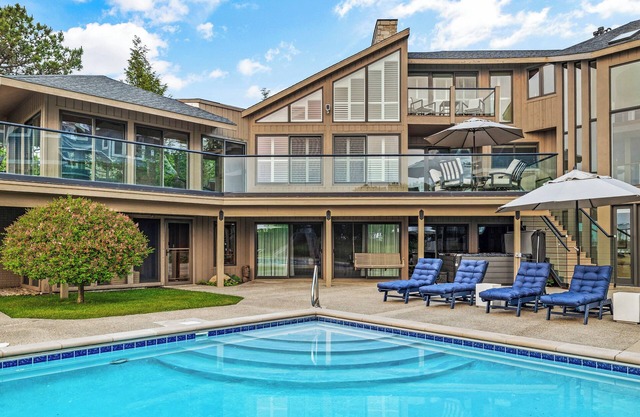 Juniper Presents: Luxurious Lakefront Vacay Home-Hot tub, Pool, Decks, Views