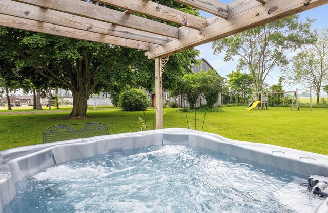 Juniper Presents: Vintage 1920s Farmhouse w/Barn, Hot Tub+Fire Pit