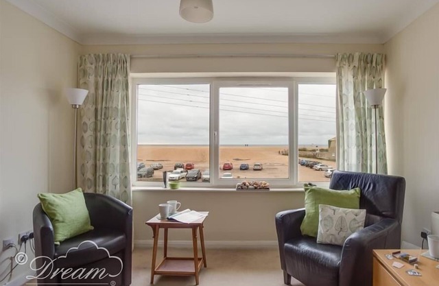 JURASSIC VIEW, romantic, country holiday cottage in West Bay