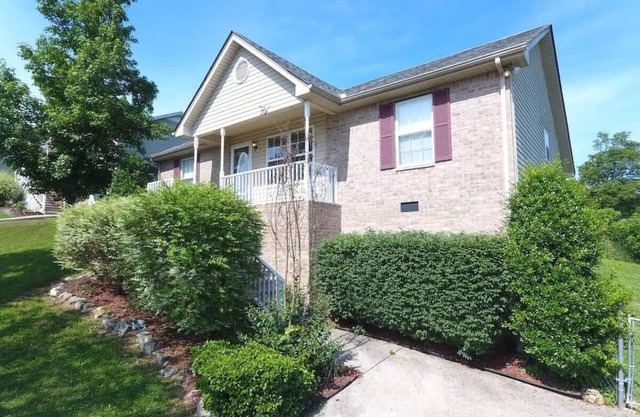 Just 20 minutes to Nashville, with a fenced yard included