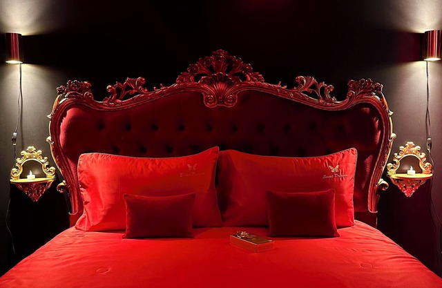 Just 30m from Paris, our loveroom-spa is the perfect setting for unforgettable moments.