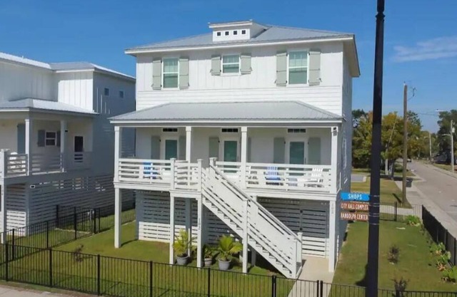 "Just Beachy" Walk to Downtown, Beach, Restaurants, Shopping, & Park. LOCATION!