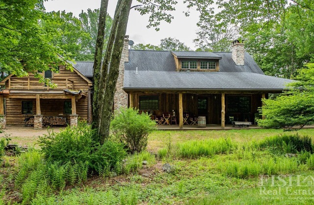 Just bring your family and relax at "Glen Eagles Lodge" in Eagles Mere