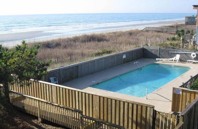 'Just Chillaxin'-2-bedroom condo in lovely Ocean Isle Beach, NC-oceanview & pool