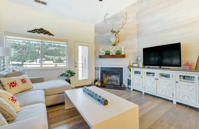 JUST FINISHED RENOVATIONS 2023! A lavishly styled ski in/out winter escape!
