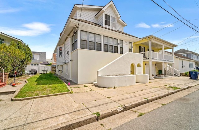 Just Listed - 3BR/3BA - 2.5 Blocks to Beach