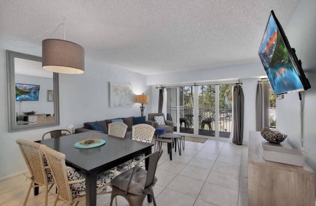 Just renovated in 2023 Spacious 3 Bedroom, 4 Balcony Waterfront Townhouse