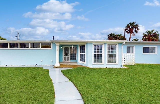 Just steps to beach, Spacious 3BR, 2BA Home, backyard & patio
