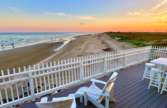 Just Steps to the Ocean, Beachfront, House On the Beach, Minutes from Galveston