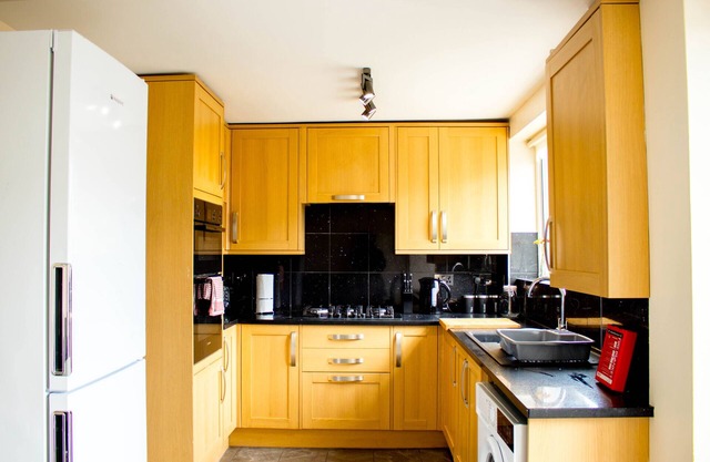 K Suites - Cozy 5 Bedroom with Parking and WiFi