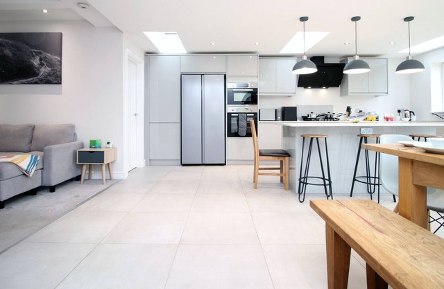 K Suites - Lovely 5-Bedroom House w/ free Wi-Fi