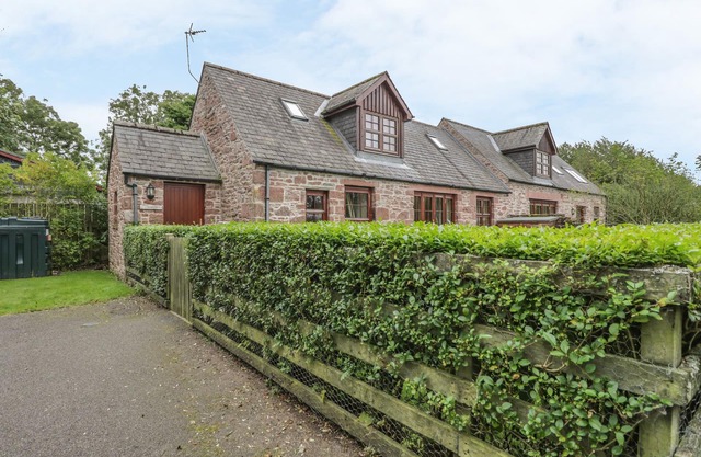KAMBA COTTAGE, pet friendly, with a garden in Kirriemuir