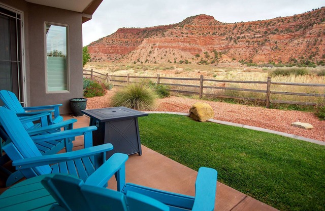 Kanab UT Luxury Home near Zion. Pool and Hot Tub!