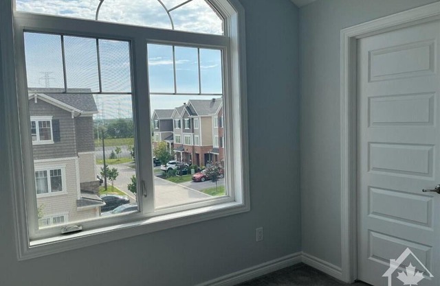 Kanata 3bed/2.5Bath/Sleeps 10/2000sqft Luxury End Unit Townhouse/UpgradedKitchen