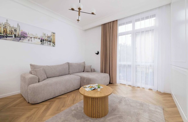 Karłowicza 13 | Air Conditioned Apartment | Desk