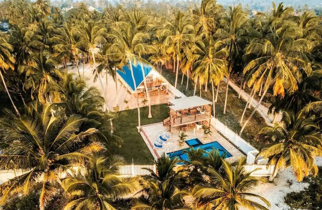 Karibu Beach Villa - A private beach front home with a large pool and gardennn