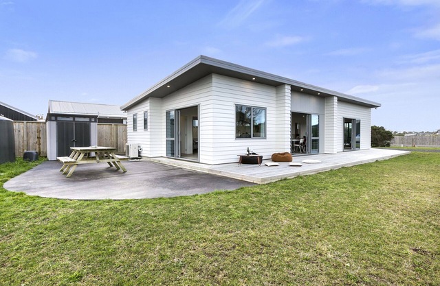 Karitane Beach Retreat - Karitane Holiday Home