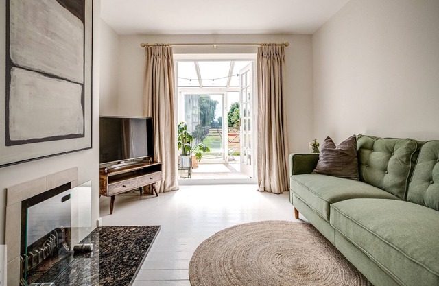Kates Cottage is a two bed cottage with River Thames frontage and mooring