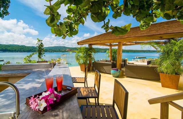 Keela Wee on the Beach - 6 bedroom private beach front villa in Discovery Bay