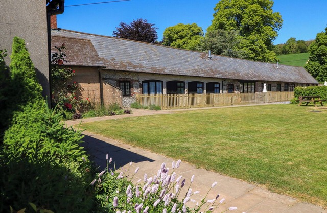 KEEPERS COTTAGE, pet friendly in Winterborne Stickland