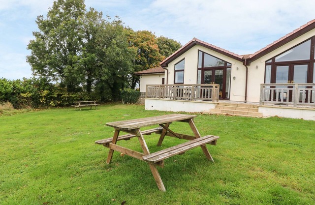 KEEPERS COTTAGE, pet friendly in Sidmouth