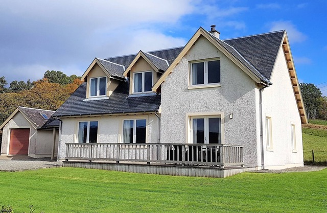Kenmore Villa, shore front location on Loch Fyne, sleeps 8