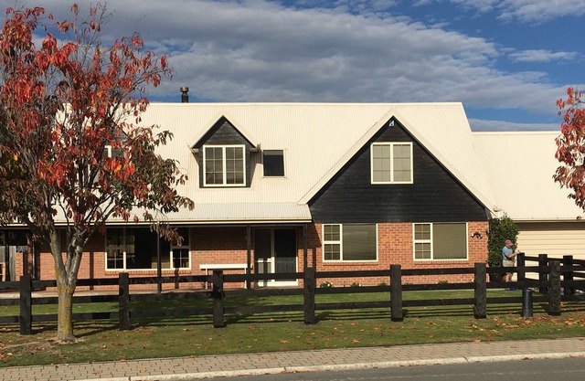 Kennealy House - an ideal spot to relax, 15 minute walk to town and lake.
