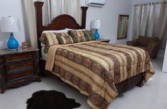 Kensington Oasis 2b/3bth- New Kingston (24 hrs security, free wifi, hot water)