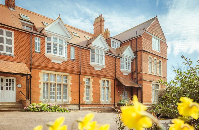 Kent House: contemporary 2-bed flat close to seafront