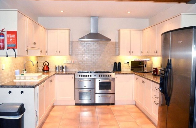 Kestrel Barn, Sleeps 10+2 (5 Bedrooms)