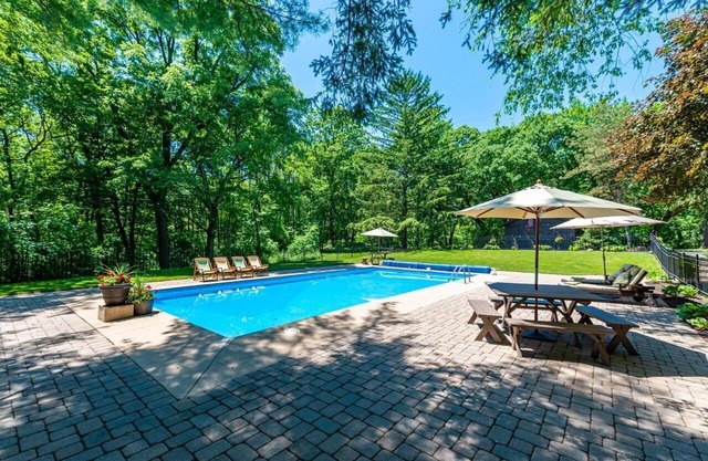 Kettle 2BR Cabin on 15 lush acres w pool and lake