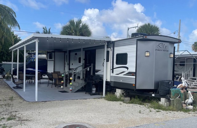 Key largo Getaway with Boat Ramp Access - Walking distance from pool!