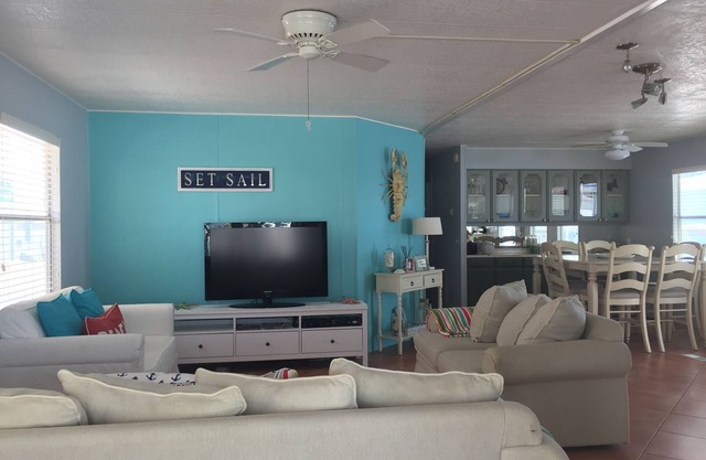 Key Largo Serene Waterfront Home -Ocean Access, Kayaks, Paddle Boards, Golf Cart