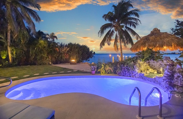 Key West Beach House with heated pool, tiki, and dock.♿︎