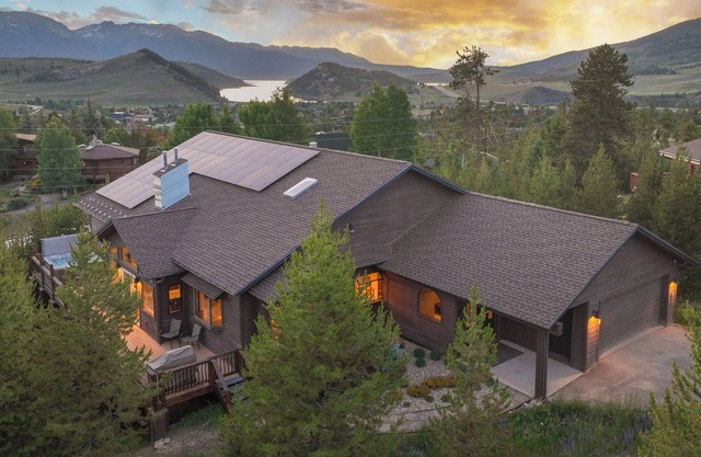 Keystone Large Family Home - Amazing Views, Rustic Charm - Hot Tub, Game Room