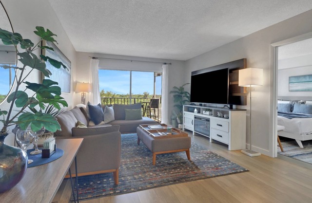 Kick Back with a Dockside Escape, Sunset Views, River Breezes, or Explore nearby Downtown.