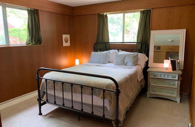 Kid-Friendly Midcentury House 1.2 Miles to Stadium