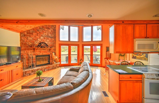 Kid friendly secluded Cabin w/Incredible views and stocked fishing pond.