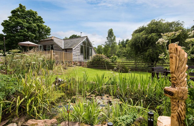 KIDCLEUGH HIDE, pet friendly, with open fire in Duns