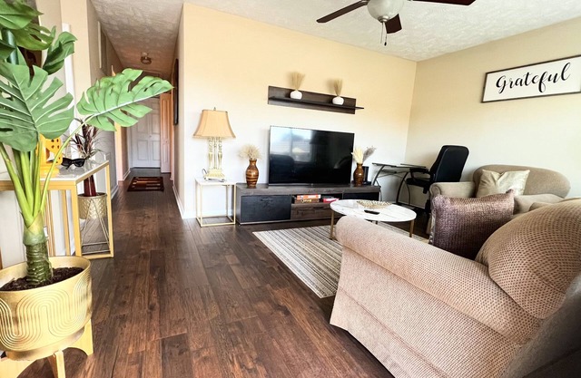 Kids/Pets friendly 3BR 1.5BT Fenced Purified Water.