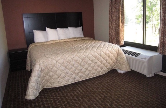 King Bed with Jacuzzi at Red Carpet Inn Monmouth, Free Breakfast!
