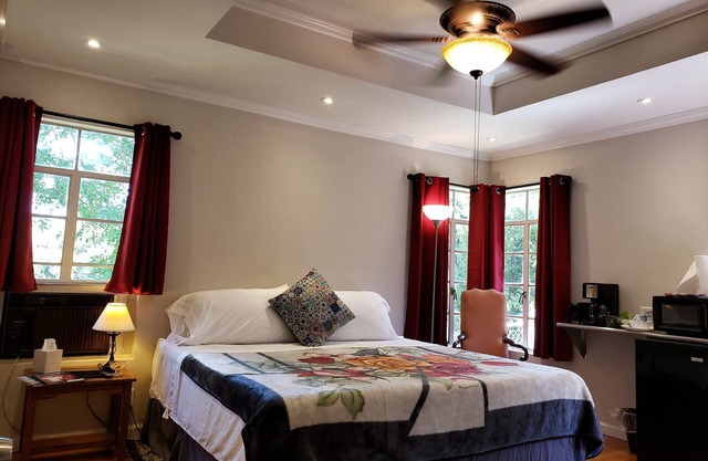 King bed! 9 guests 4 Bath Pet Friendly:-)