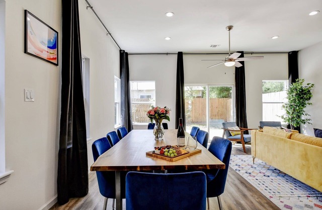 King Bed, Family Stay, Near Riverwalk, Food & Fun!