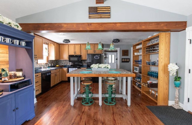 King Bed | Fire Place | Chefs Kitchen | Fast WiFi