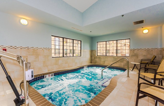 King Bed! Free Breakfast. Indoor Pool & Hot Tub. 15 Min Walk to University of North Dakota.
