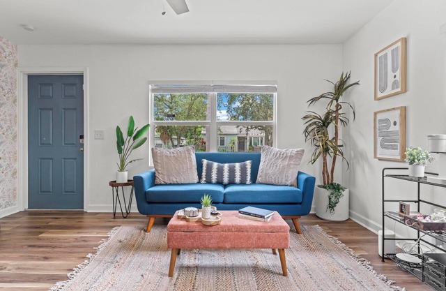 KING Bed & Mini Golf, Pet Friendly! Cowboy Pool Close to Beach Airport & Zoo BBQ